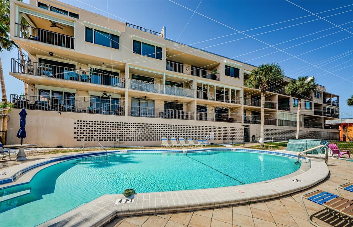 18201 GULF BOULEVARD — photo 27 of 36