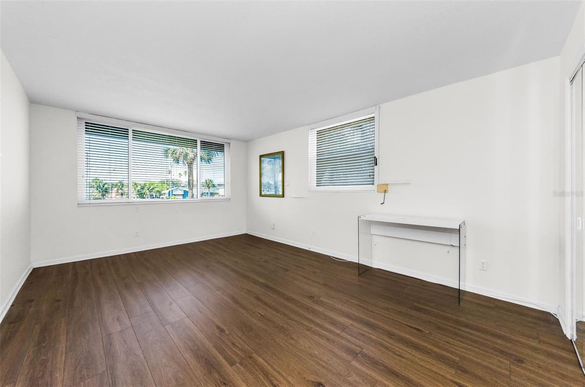 18201 GULF BOULEVARD — photo 13 of 36