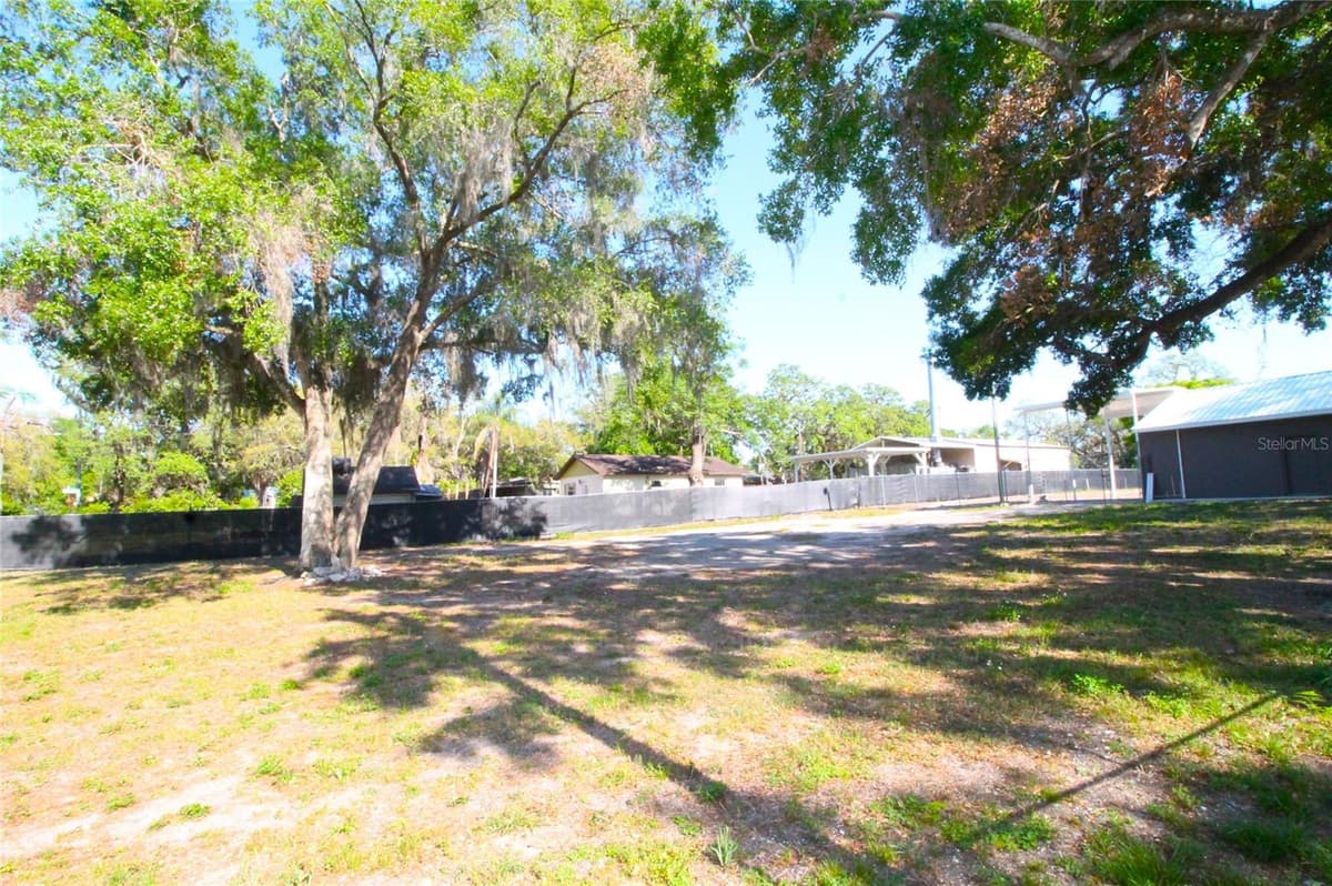 114 MYERS BOULEVARD — photo 10 of 24