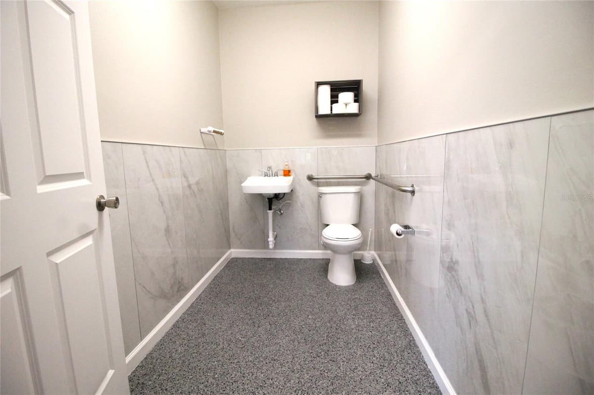 114 MYERS BOULEVARD — photo 15 of 24