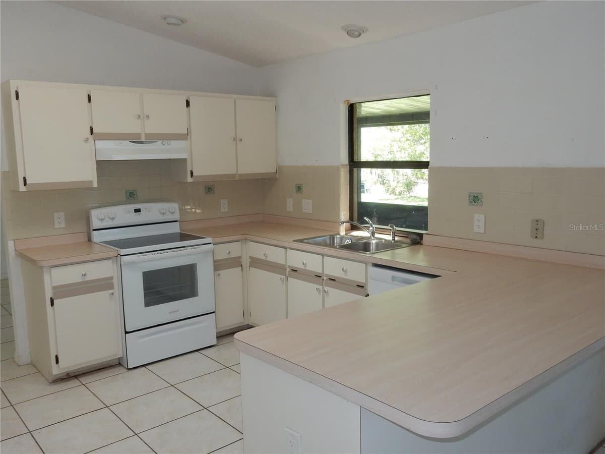 582 READING STREET — photo 10 of 23