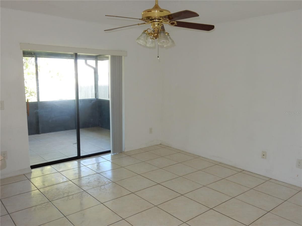 582 READING STREET — photo 8 of 23