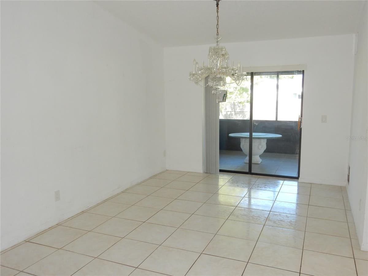 582 READING STREET — photo 7 of 23