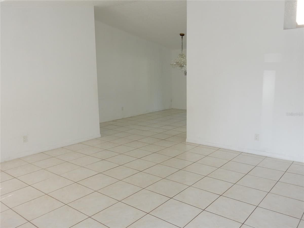 582 READING STREET — photo 5 of 23
