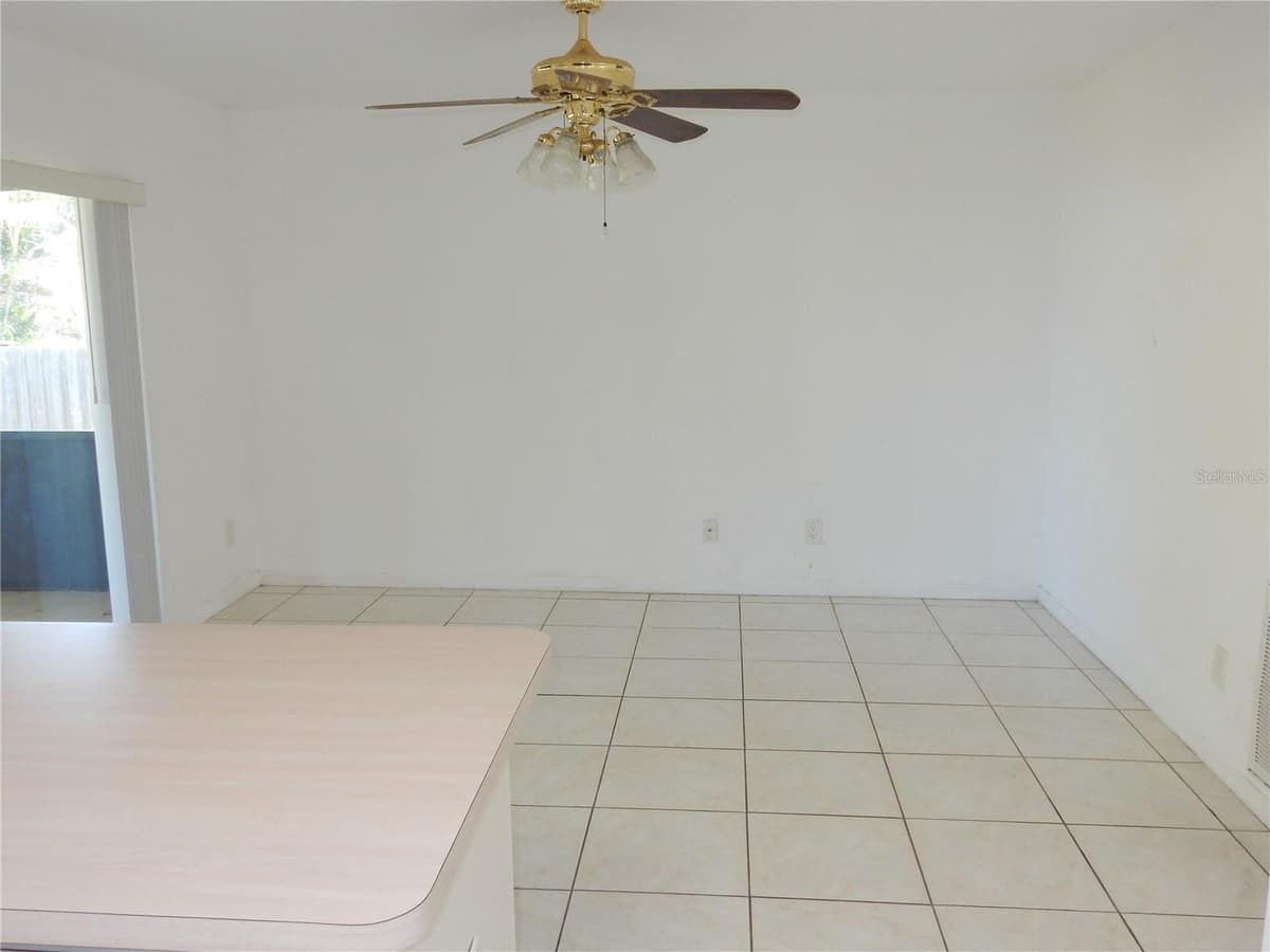 582 READING STREET — photo 9 of 23