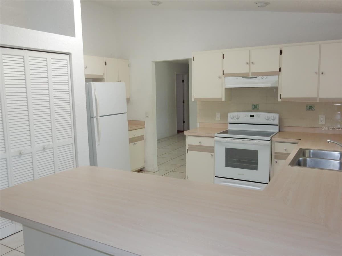 582 READING STREET — photo 11 of 23