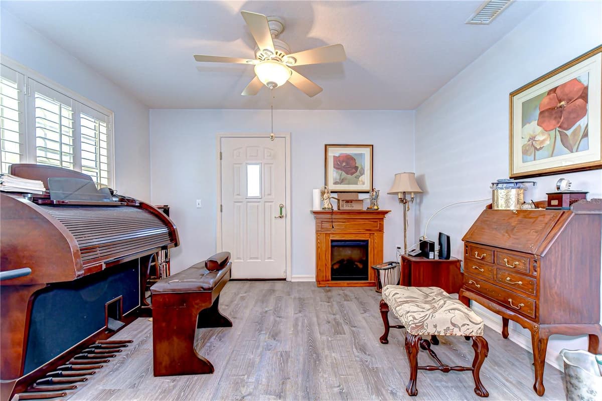 5906 GREENBRIAR COURT — photo 5 of 38