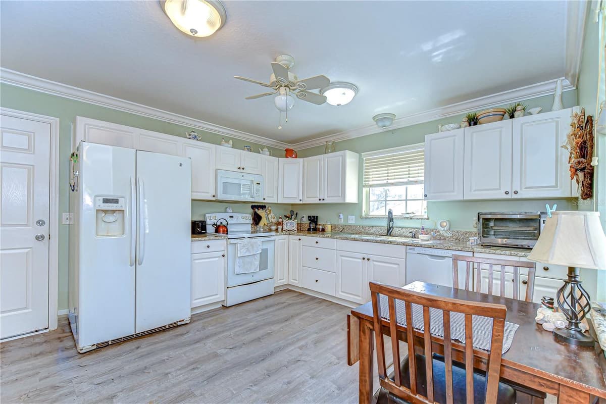 5906 GREENBRIAR COURT — photo 7 of 38