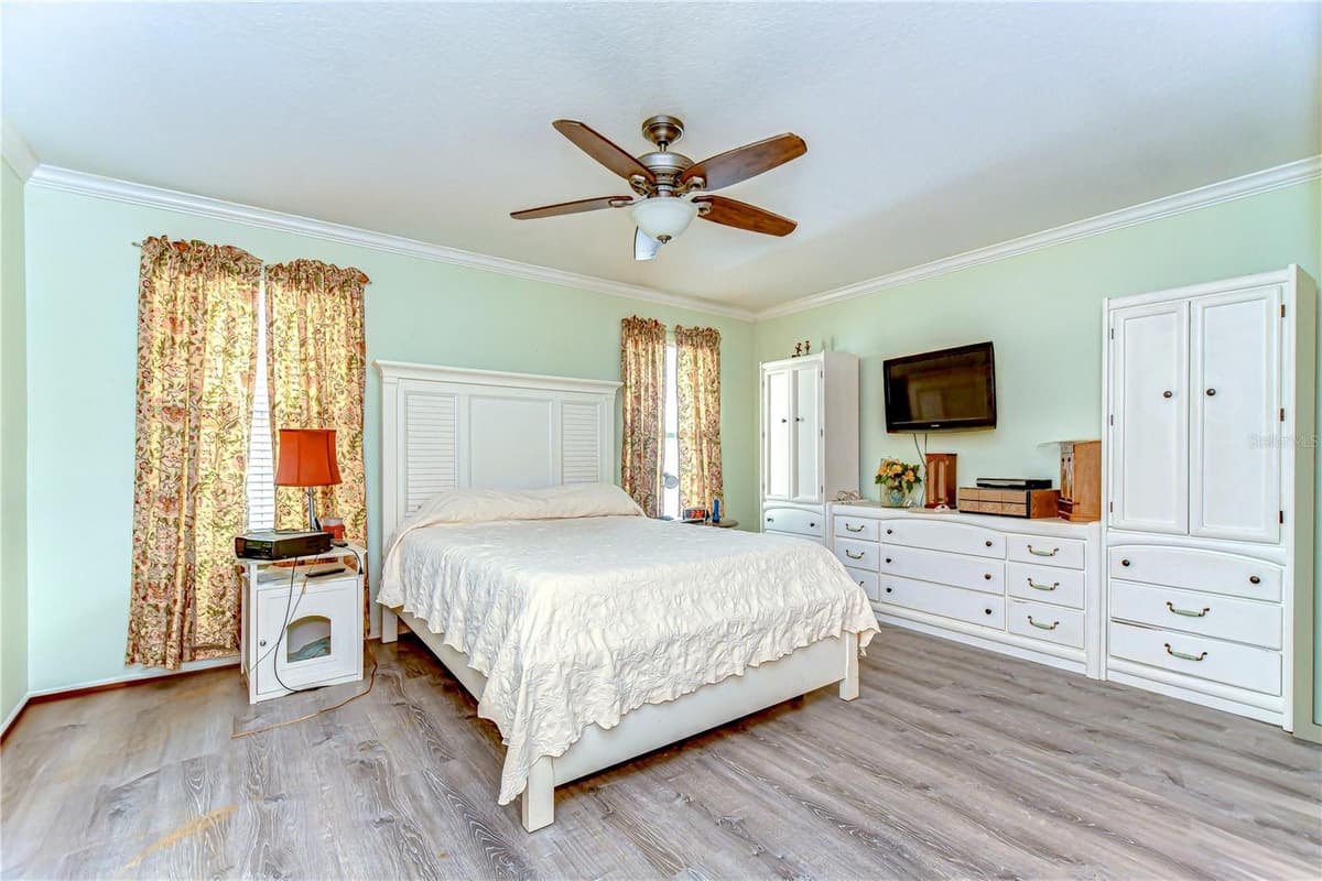 5906 GREENBRIAR COURT — photo 15 of 38