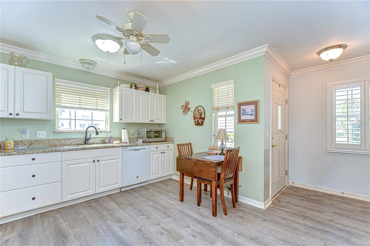 5906 GREENBRIAR COURT — photo 8 of 38