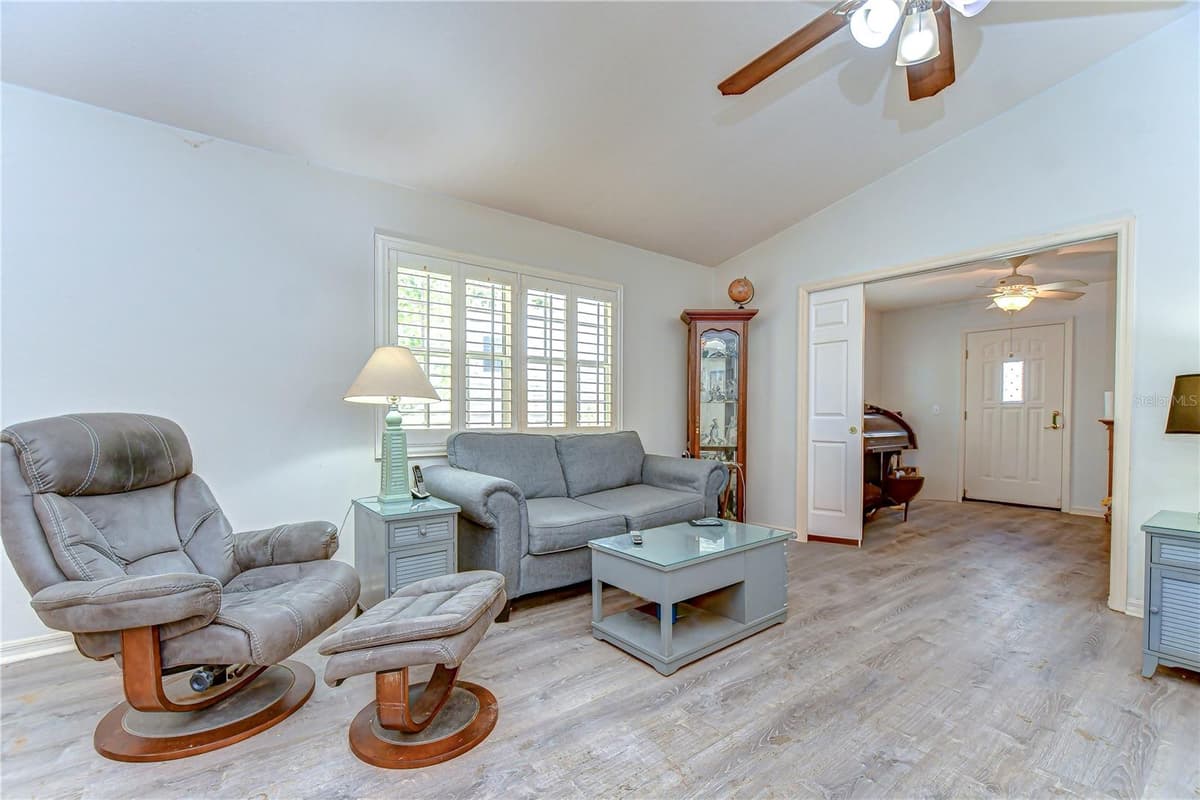 5906 GREENBRIAR COURT — photo 3 of 38
