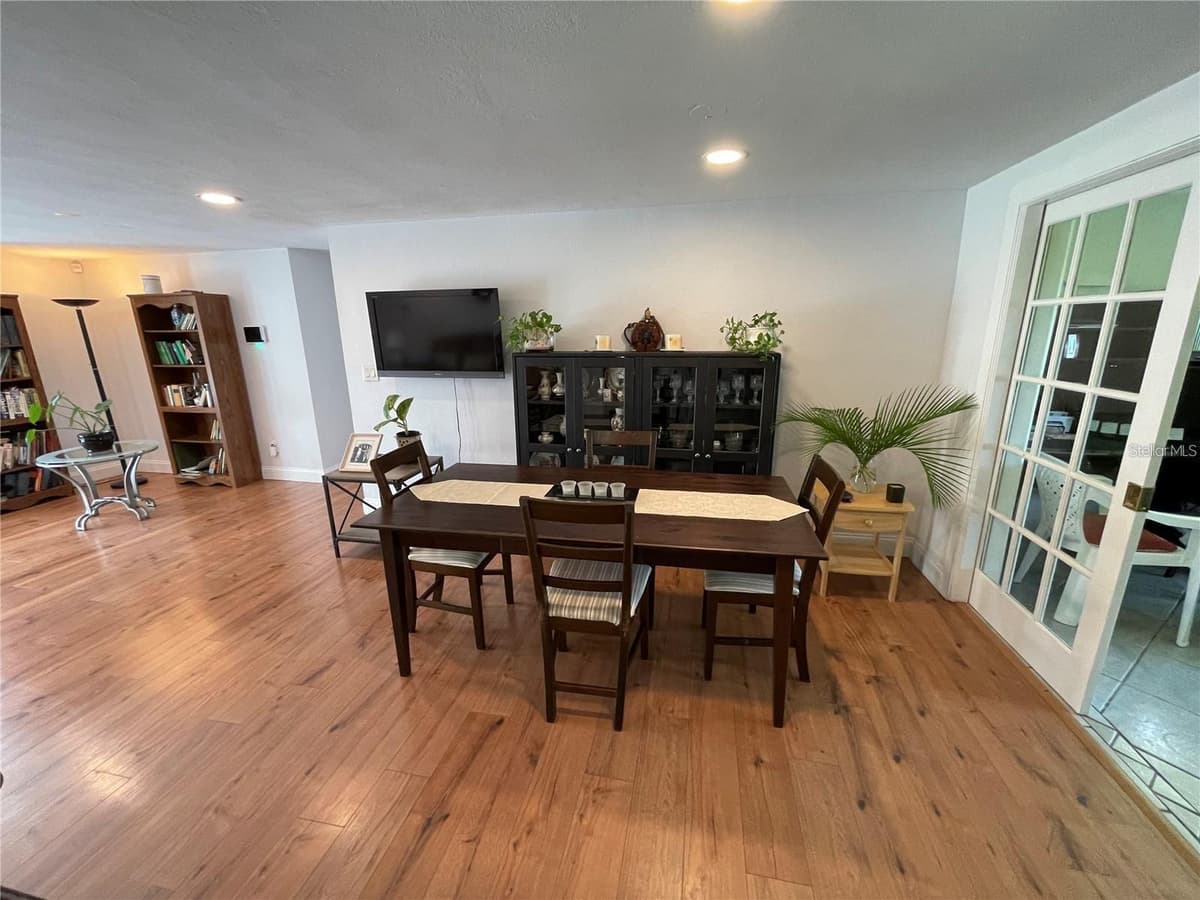 5736 COLONIAL DRIVE — photo 14 of 57