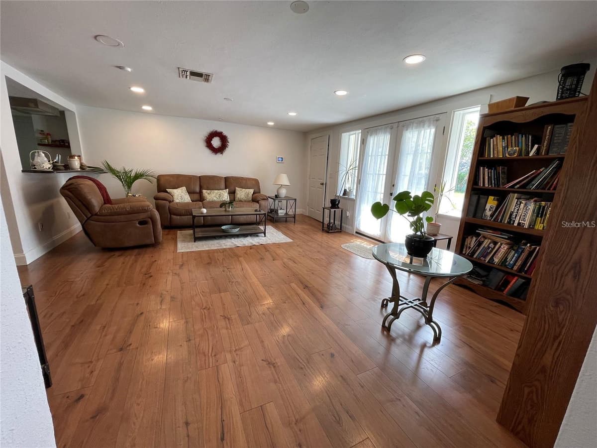 5736 COLONIAL DRIVE — photo 8 of 57