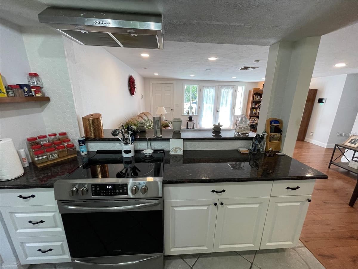 5736 COLONIAL DRIVE — photo 12 of 57