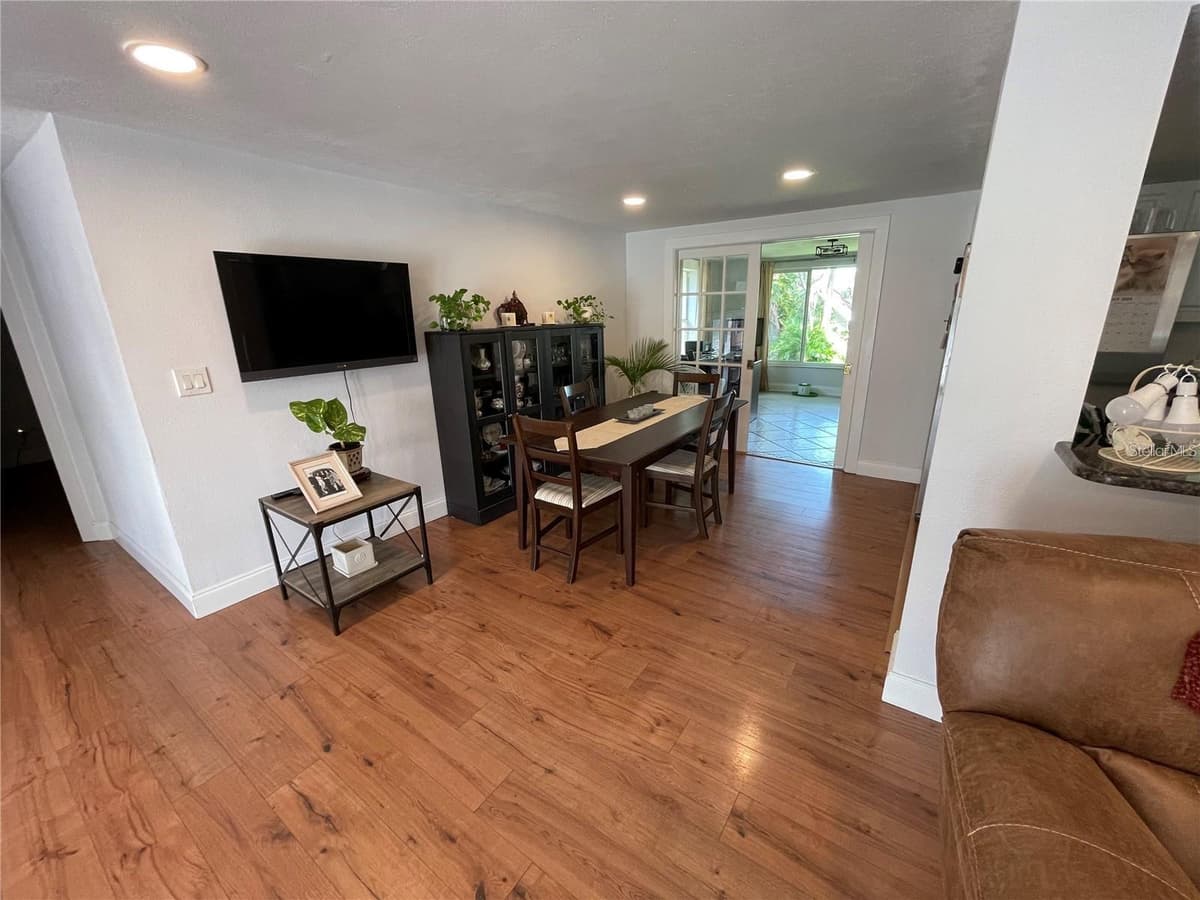 5736 COLONIAL DRIVE — photo 11 of 57