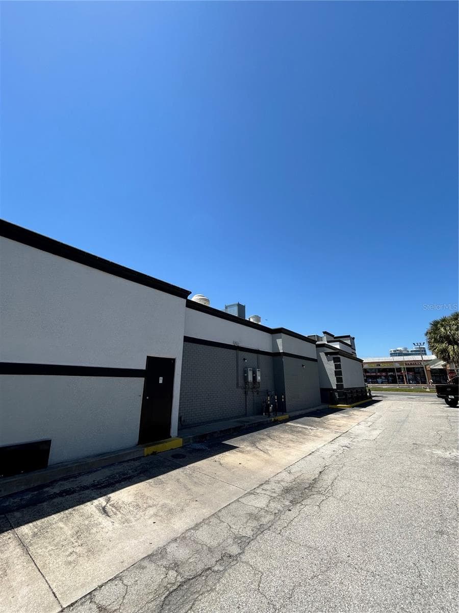 6320 INTERNATIONAL DRIVE — photo 4 of 19