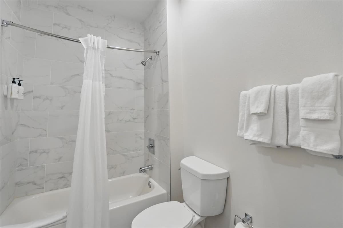 14501 GROVE RESORT AVENUE — photo 18 of 32