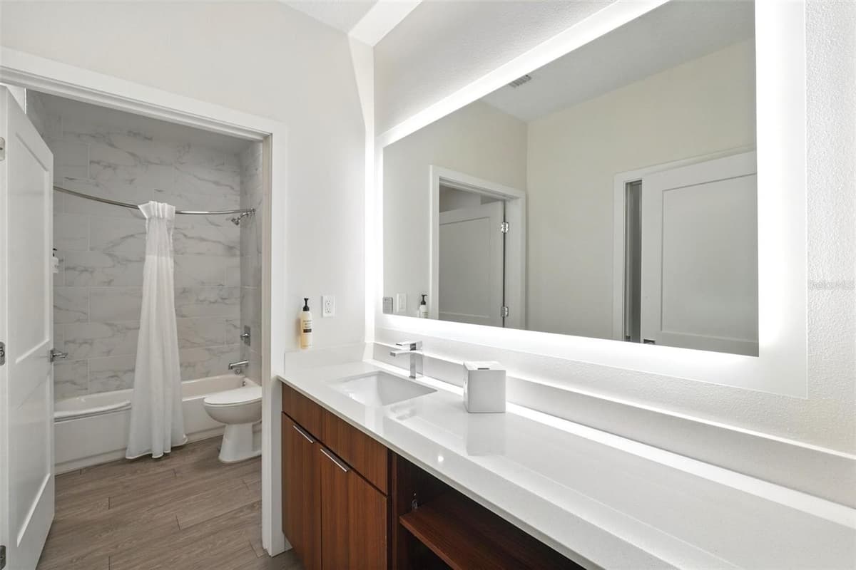14501 GROVE RESORT AVENUE — photo 17 of 32