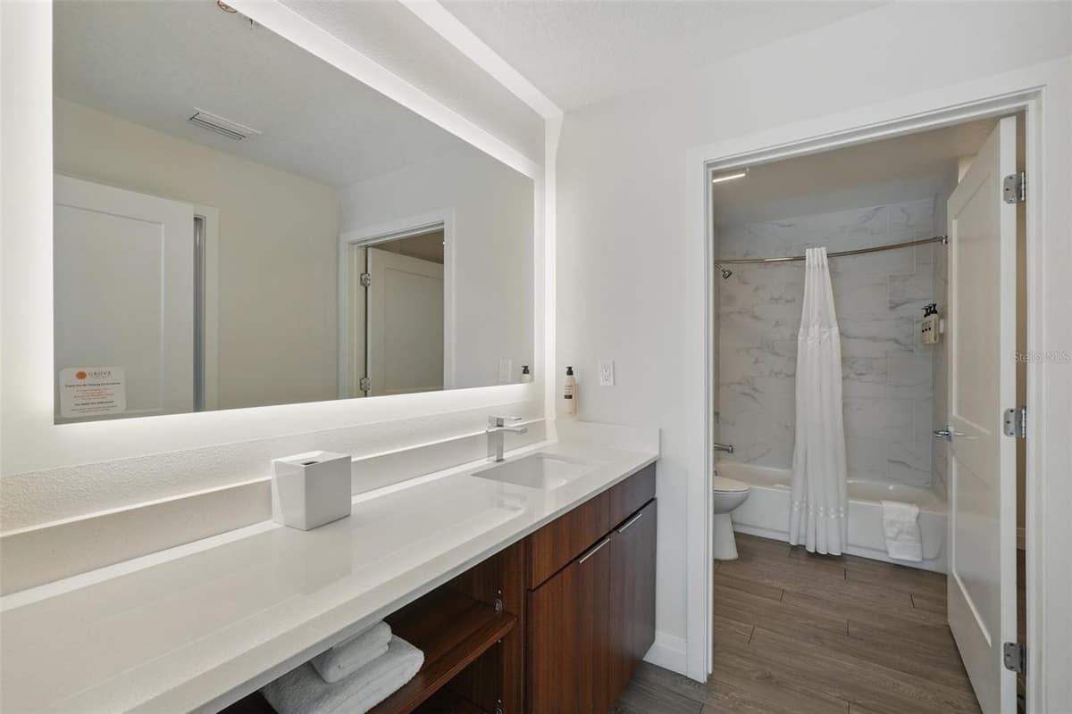 14501 GROVE RESORT AVENUE — photo 19 of 37