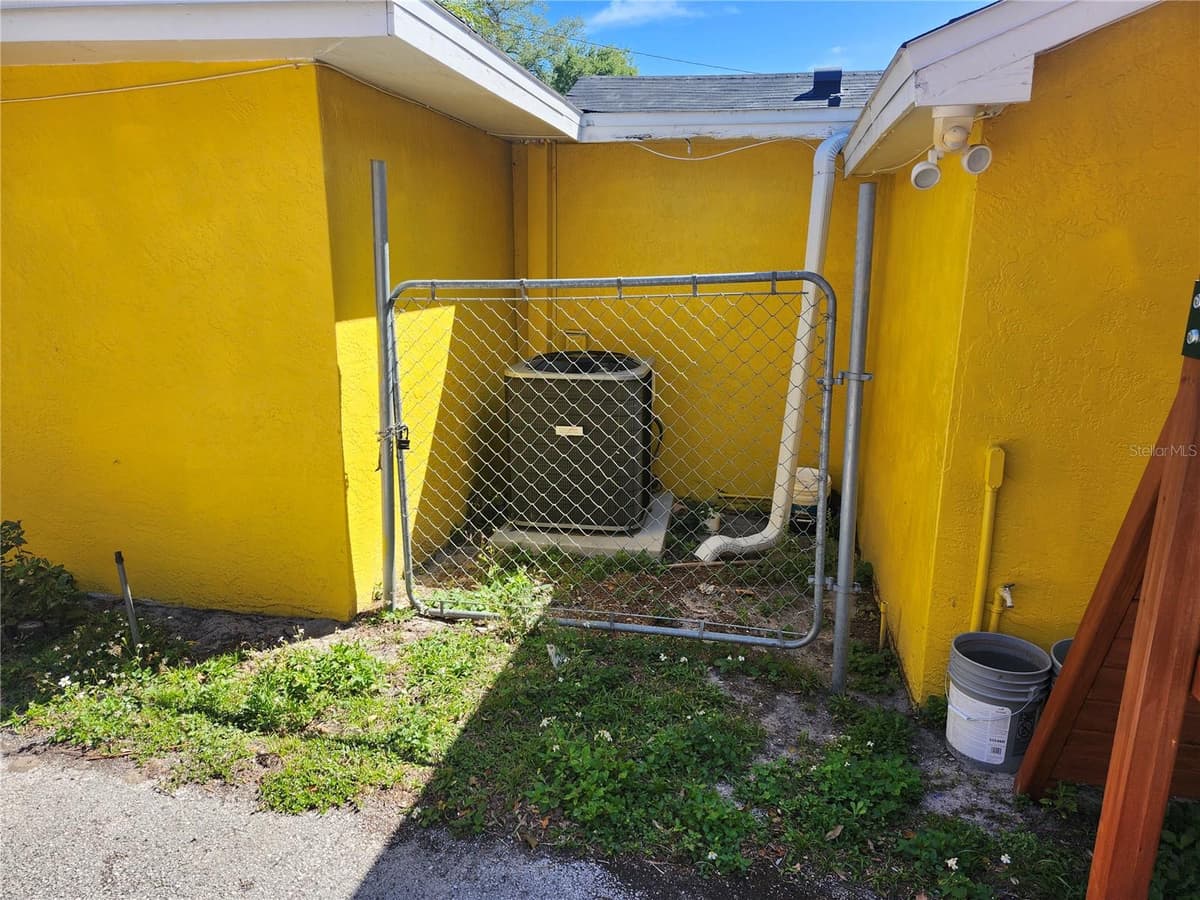 1901 SLIGH AVENUE — photo 10 of 18