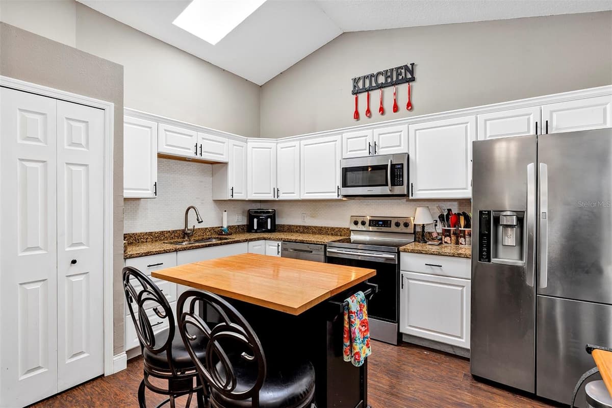 6906 COLONY OAKS LANE — photo 10 of 24