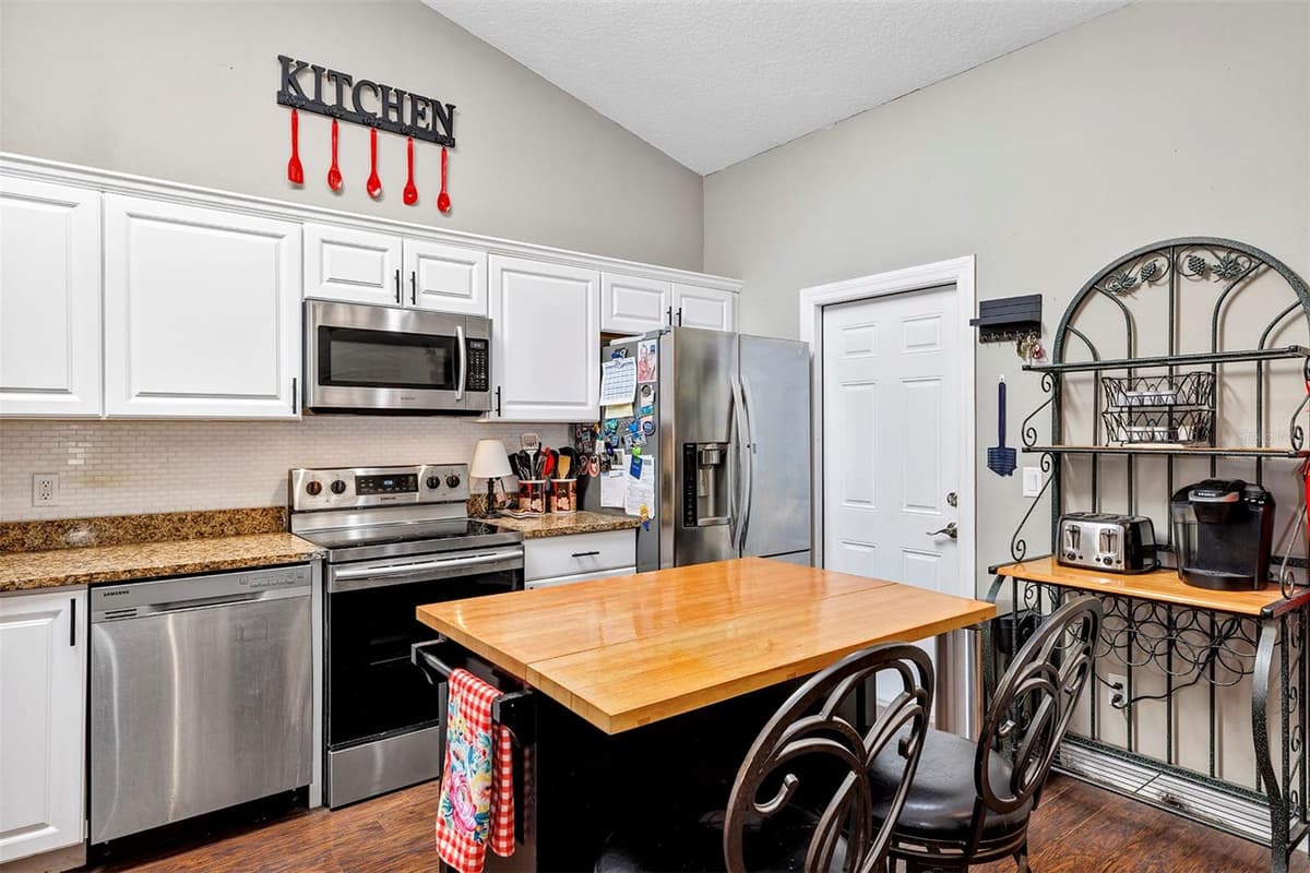 6906 COLONY OAKS LANE — photo 9 of 24