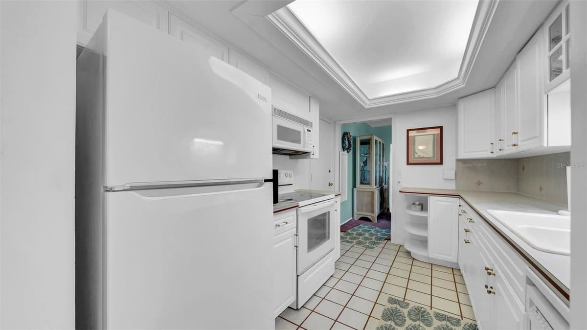 17400 GULF BOULEVARD — photo 9 of 30