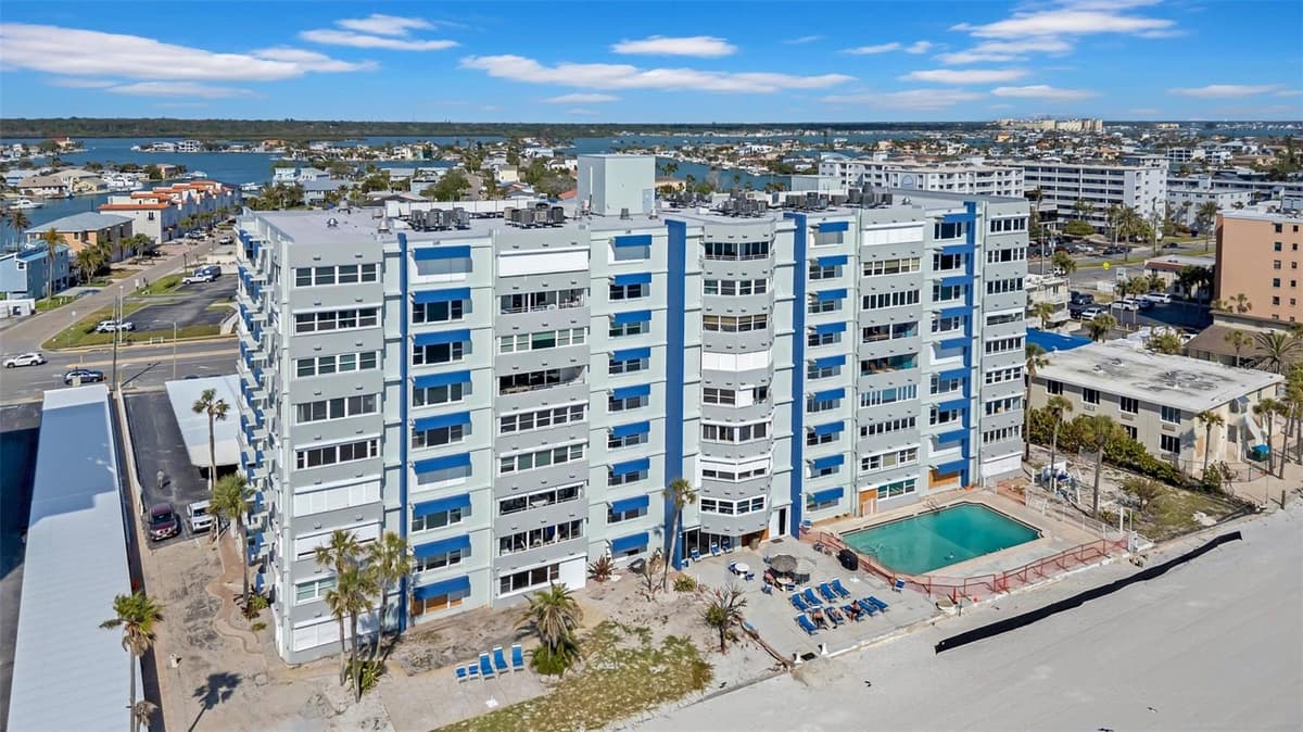 17400 GULF BOULEVARD — photo 4 of 30