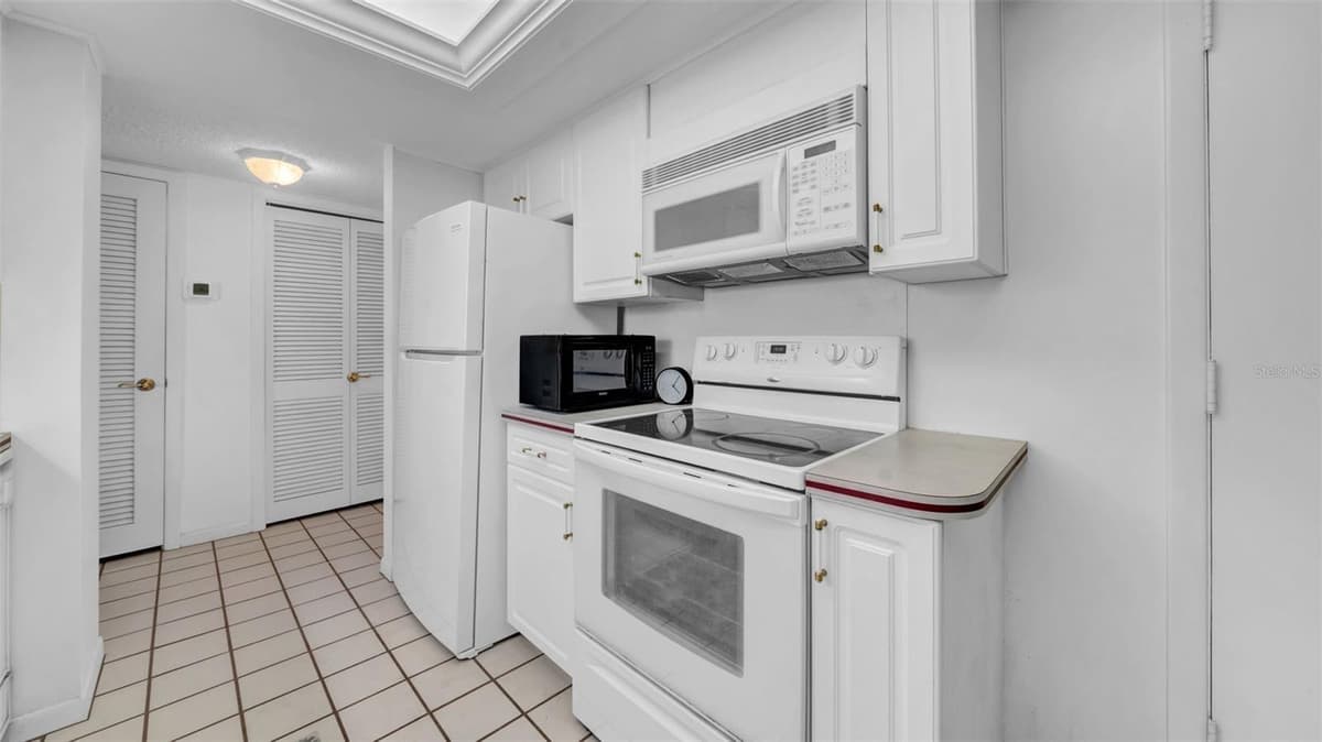 17400 GULF BOULEVARD — photo 6 of 30