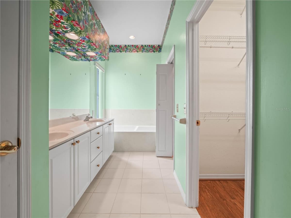 530 GREENWAY DRIVE — photo 17 of 37