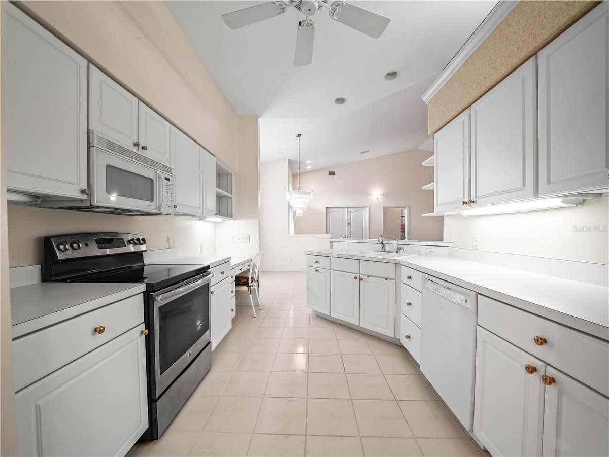 530 GREENWAY DRIVE — photo 11 of 37