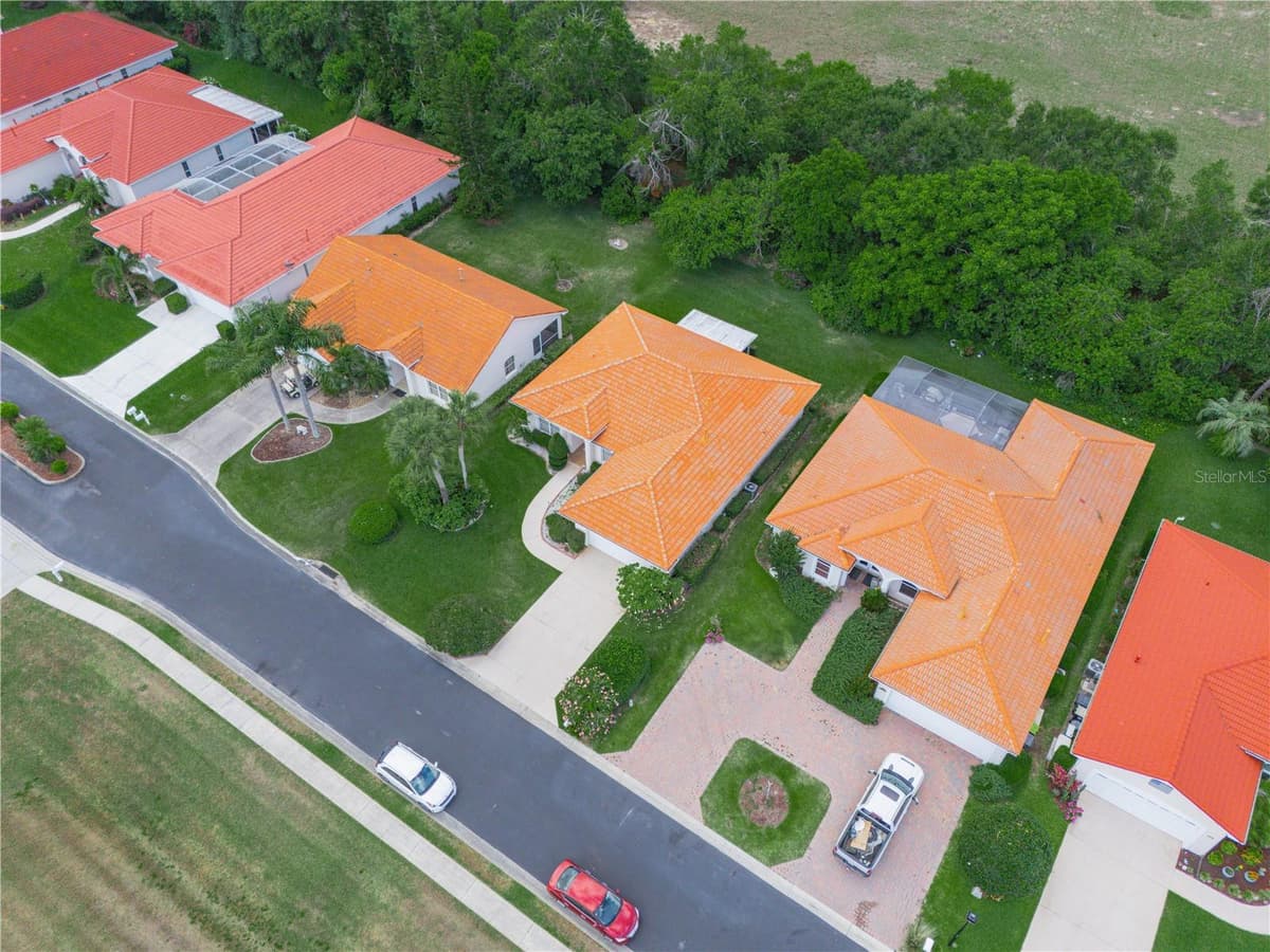 530 GREENWAY DRIVE — photo 3 of 37