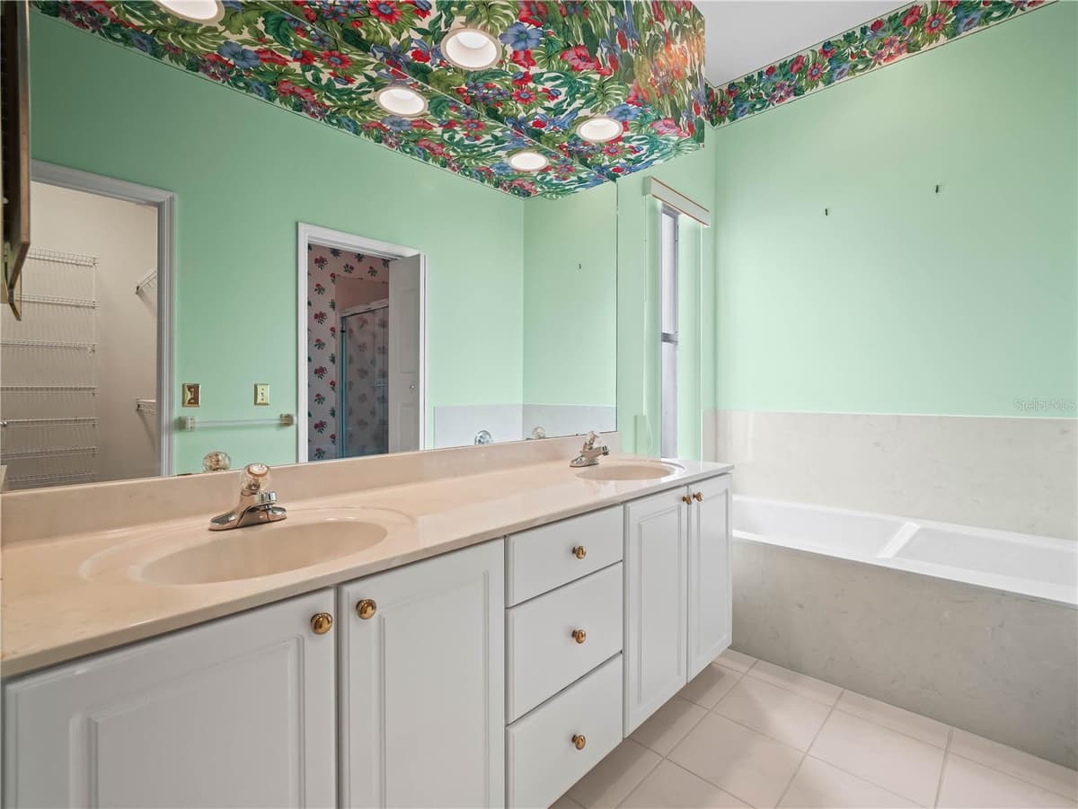 530 GREENWAY DRIVE — photo 18 of 37