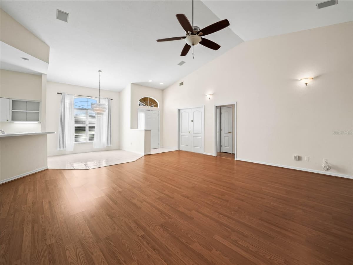 530 GREENWAY DRIVE — photo 8 of 37