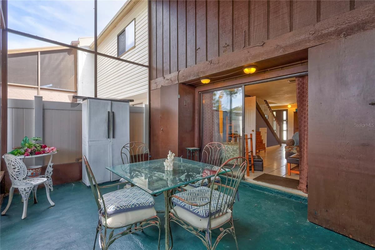 2811 PINES DRIVE — photo 10 of 31
