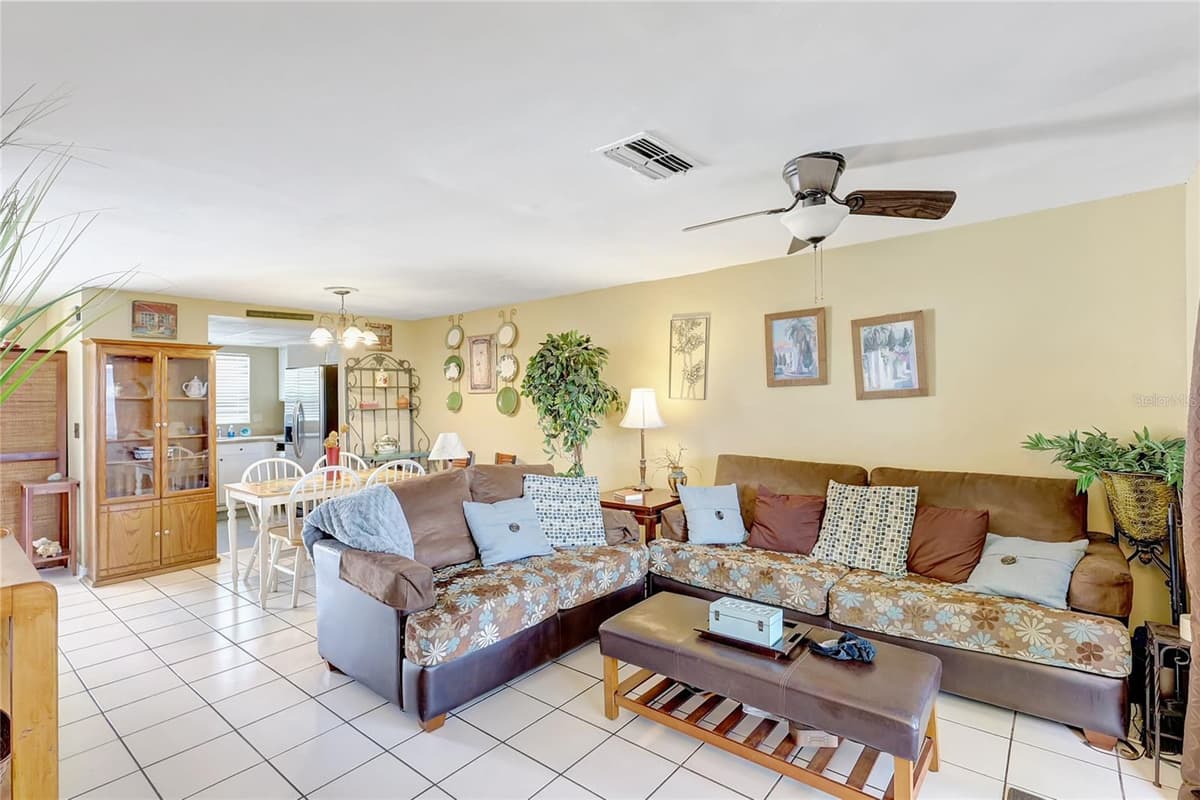 2811 PINES DRIVE — photo 4 of 31