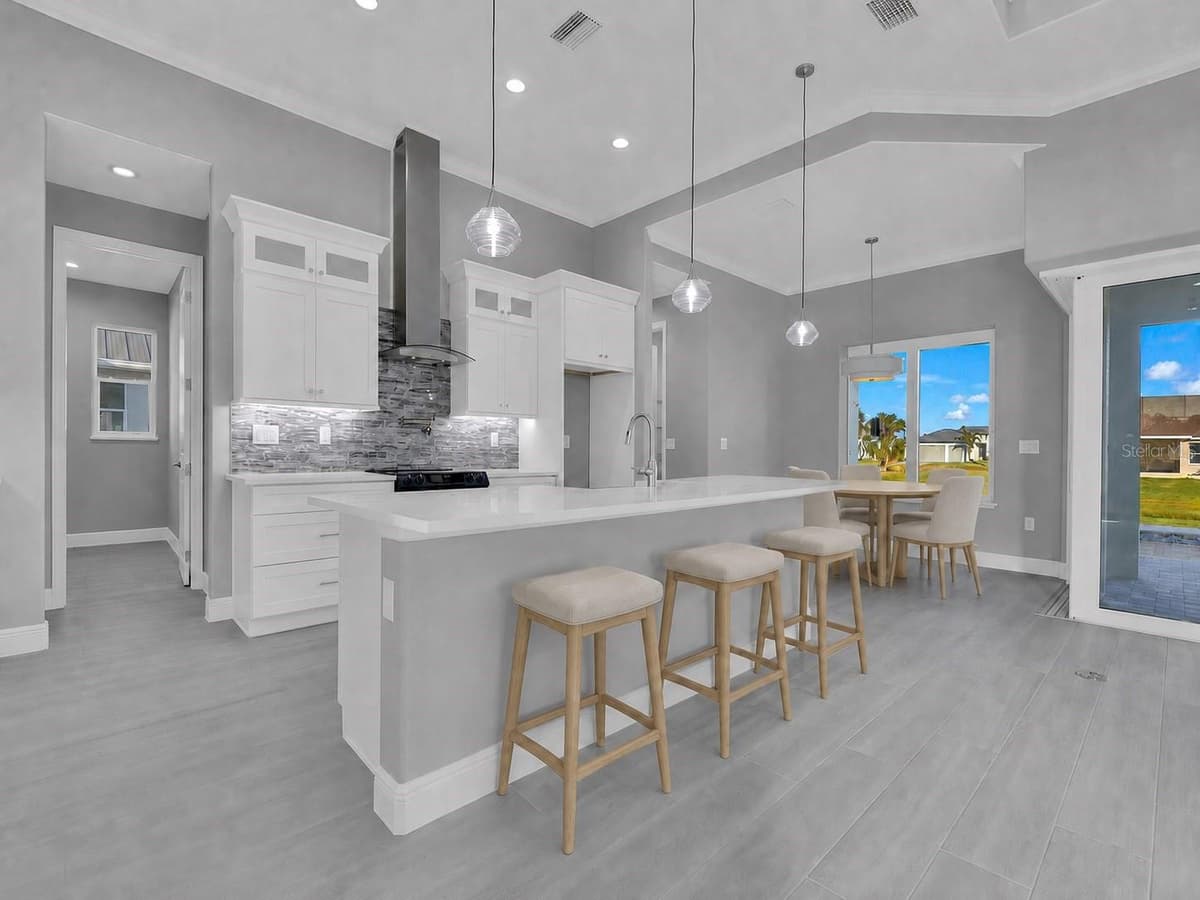 193 ROTONDA BOULEVARD — photo 10 of 36