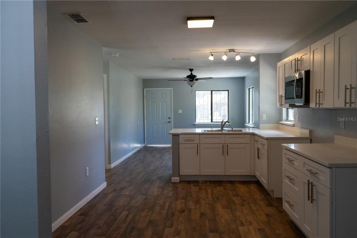 1307 RAILROAD AVENUE — photo 4 of 10