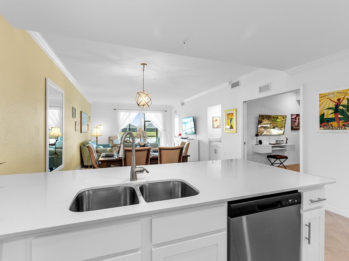 14214 HERITAGE LANDING BOULEVARD — photo 14 of 92