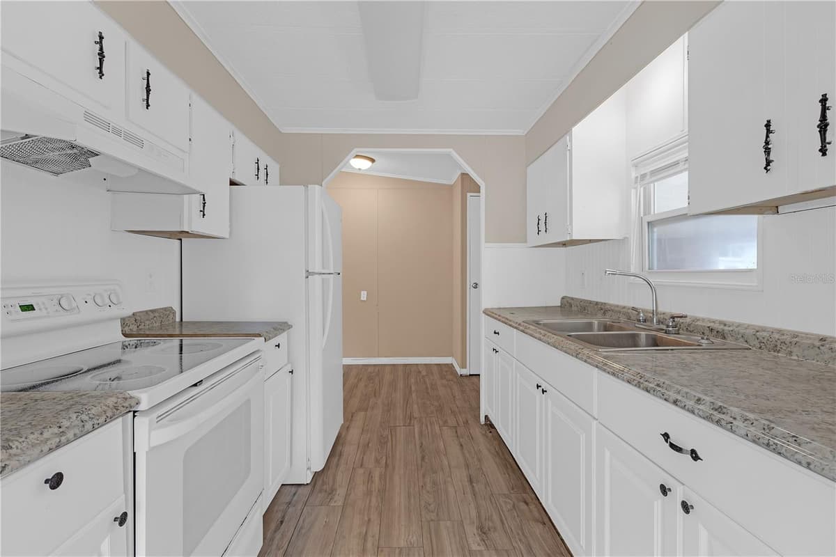 11309 LEISURE LANE — photo 4 of 34