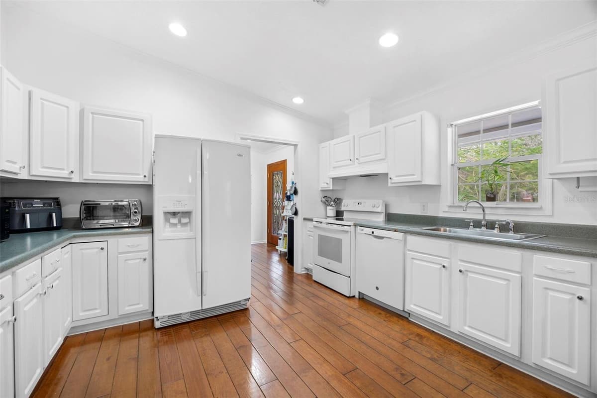 13015 ELM STREET — photo 7 of 41