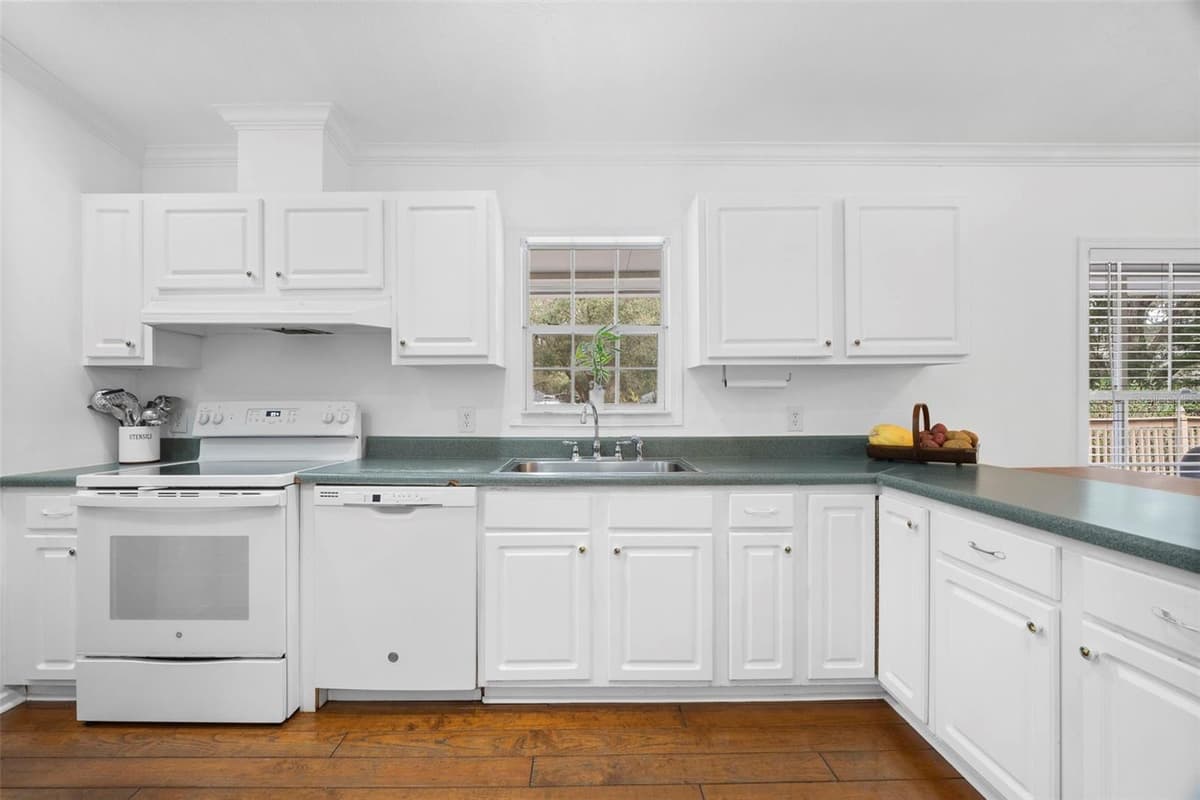 13015 ELM STREET — photo 6 of 41