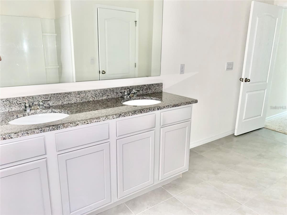 2637 ROWAN STREET — photo 8 of 11