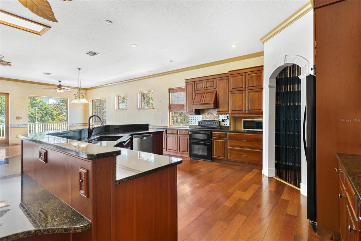 2400 GRIFFIN DRIVE — photo 23 of 78