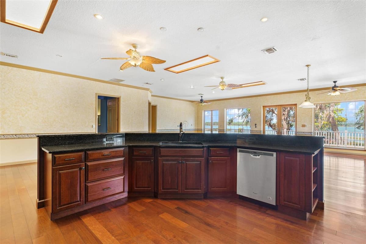 2400 GRIFFIN DRIVE — photo 27 of 78