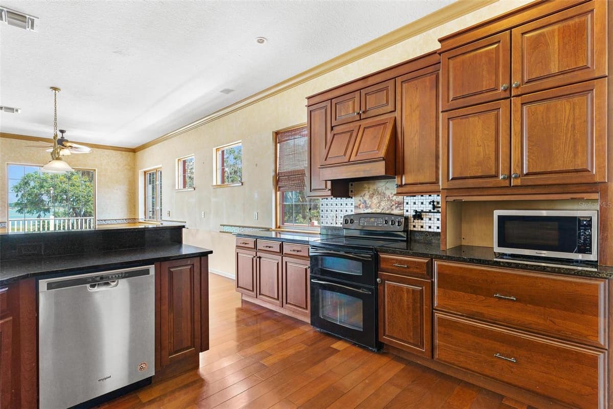 2400 GRIFFIN DRIVE — photo 24 of 78