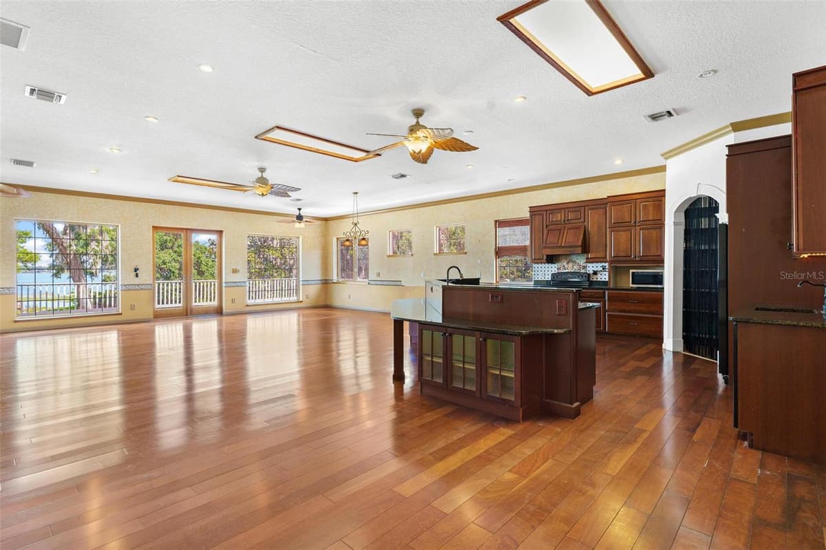 2400 GRIFFIN DRIVE — photo 20 of 78