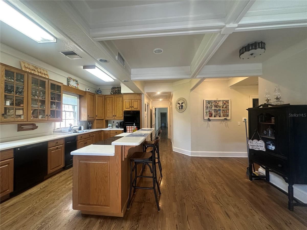 708 MAIN STREET — photo 16 of 91