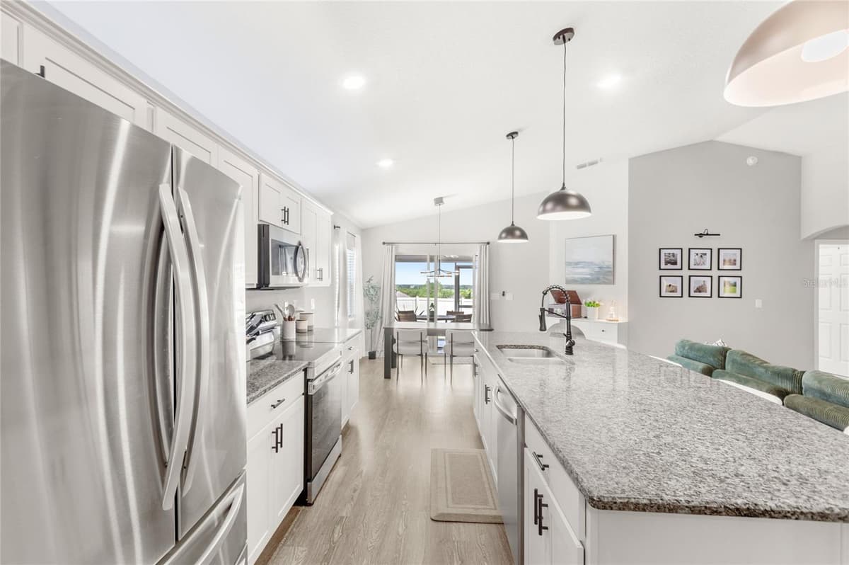 4215 SWAN STREET — photo 9 of 41