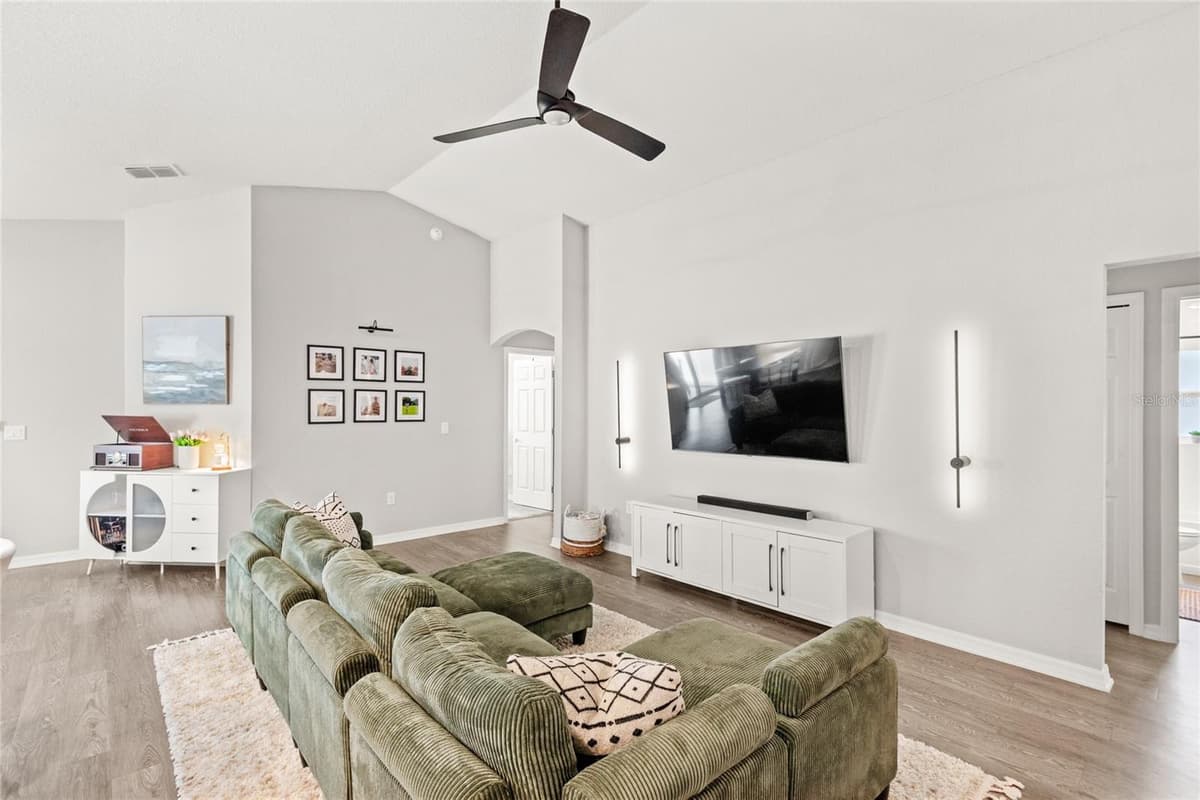 4215 SWAN STREET — photo 7 of 41